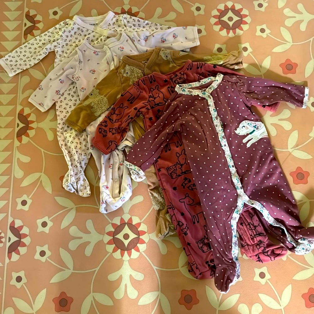 Lot of 5 Carter’s footed rompers, size 6 mths